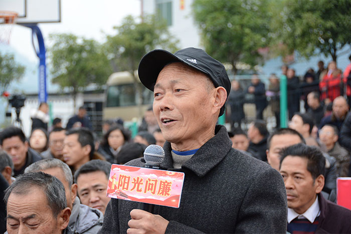 群众代表就自身关心的安全饮水、产业发展、村组道路硬化等问题质问村党支部书记 韩健明 摄.jpg