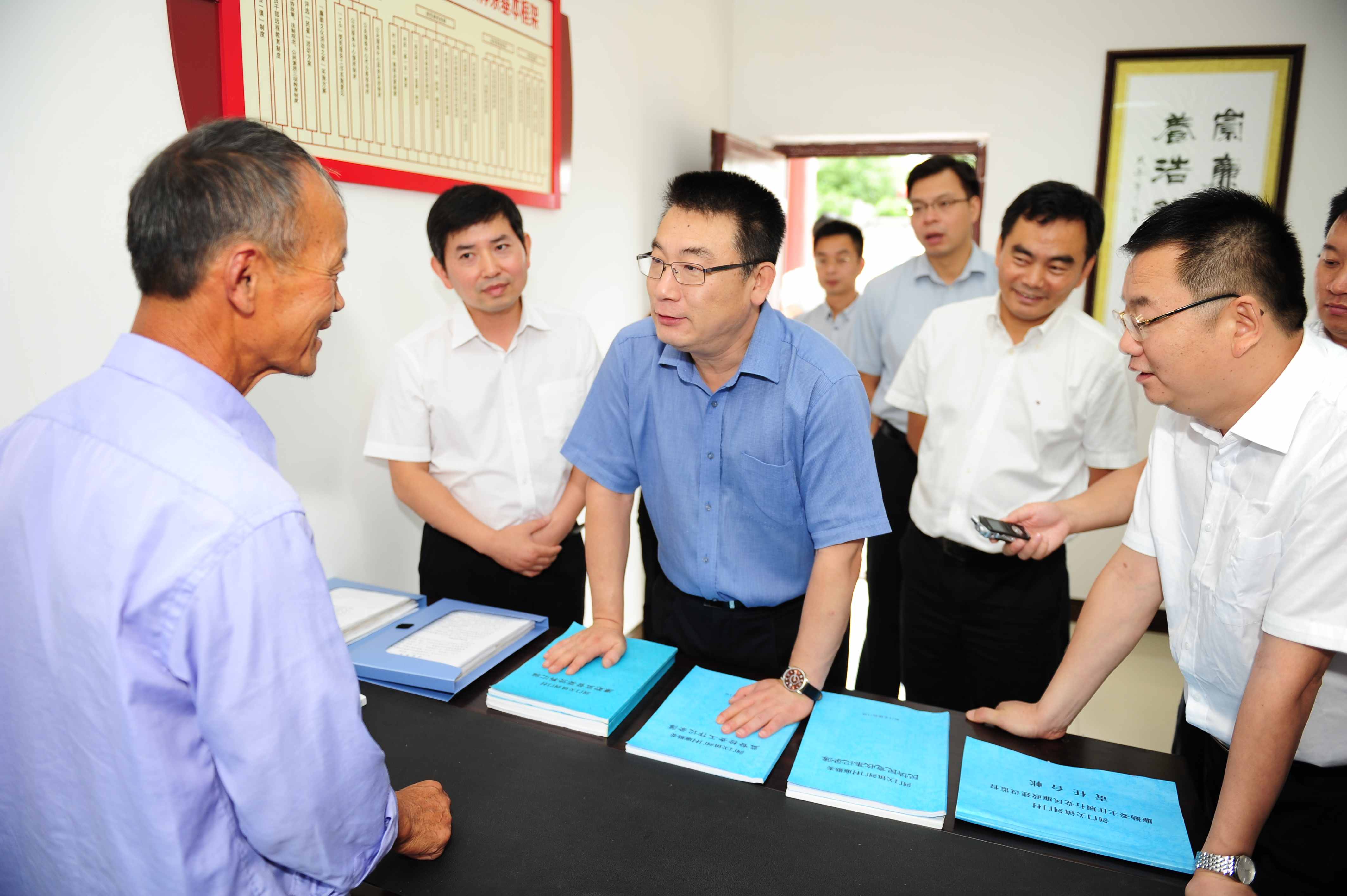 图为：省委常委、省纪委书记王雁飞详细询问剑门村廉勤委主任的工作情况.jpg