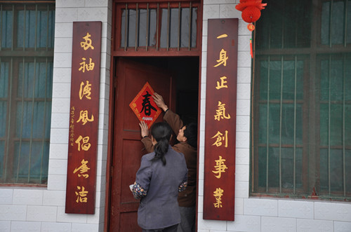 图为：农民在贴廉洁春联_副本.jpg
