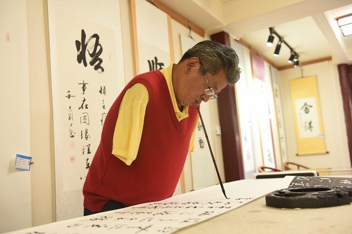 《不弃》”我虽然没有双手，但依然能写出漂亮书法，如同人生，不舍不弃“。（王劲松）_副本.jpg