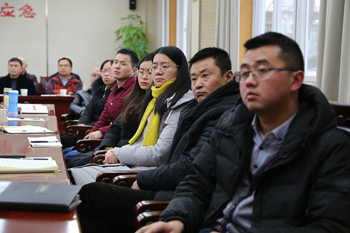 市纪委监委学习传达中央、省、市纪委全会精神并开展警示教育
