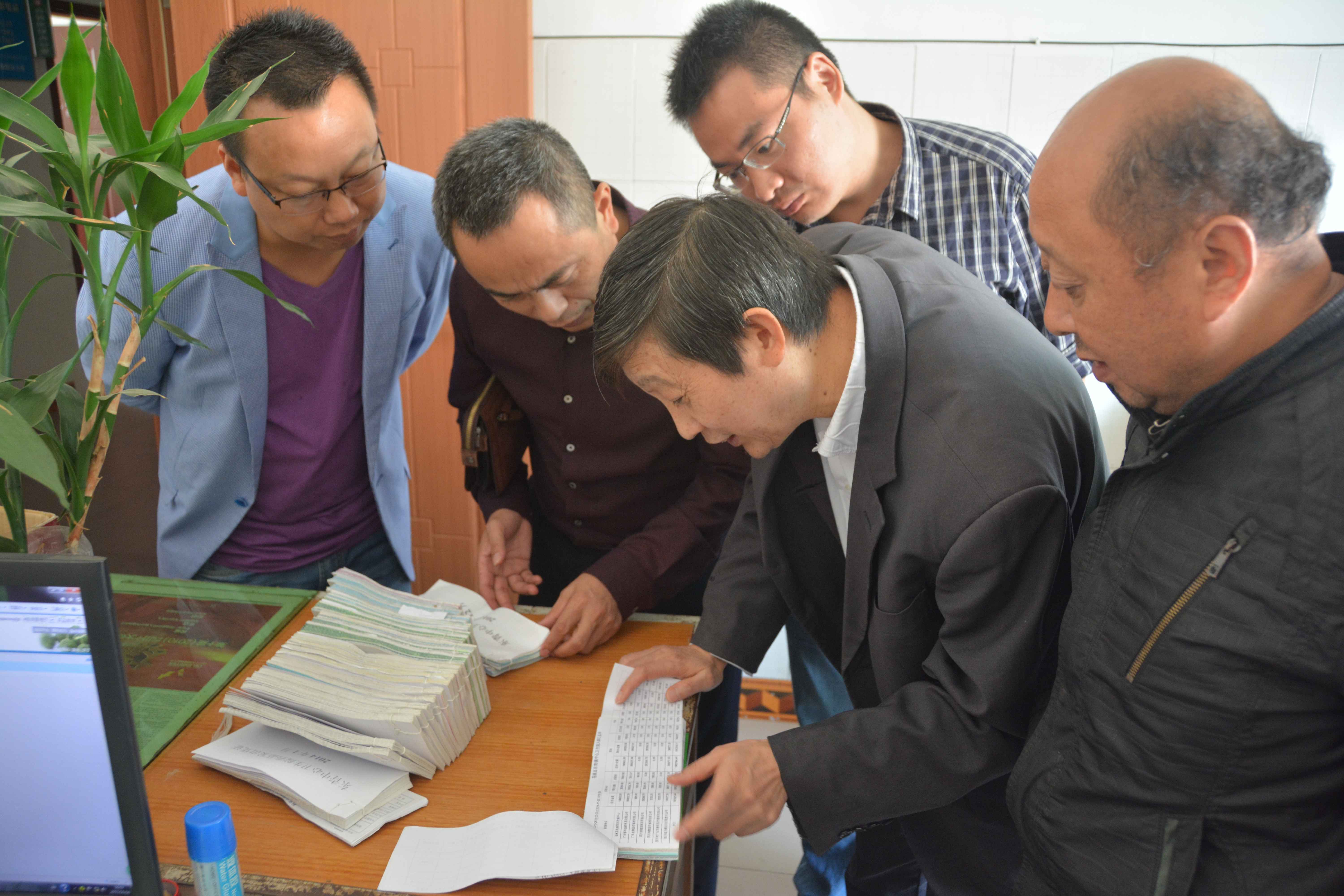 2图为苍溪县纪委副书记侯兴鳌带队在卫生系统开展作风纪律检查.jpg