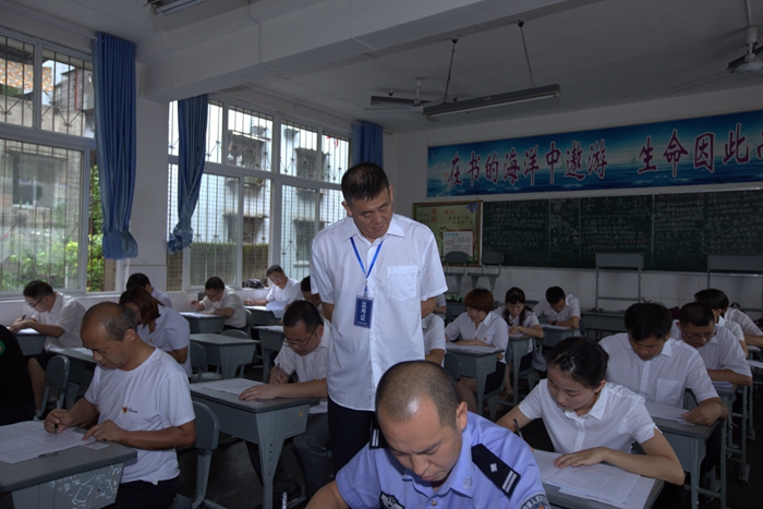 特邀监察员正在监督考试.jpg