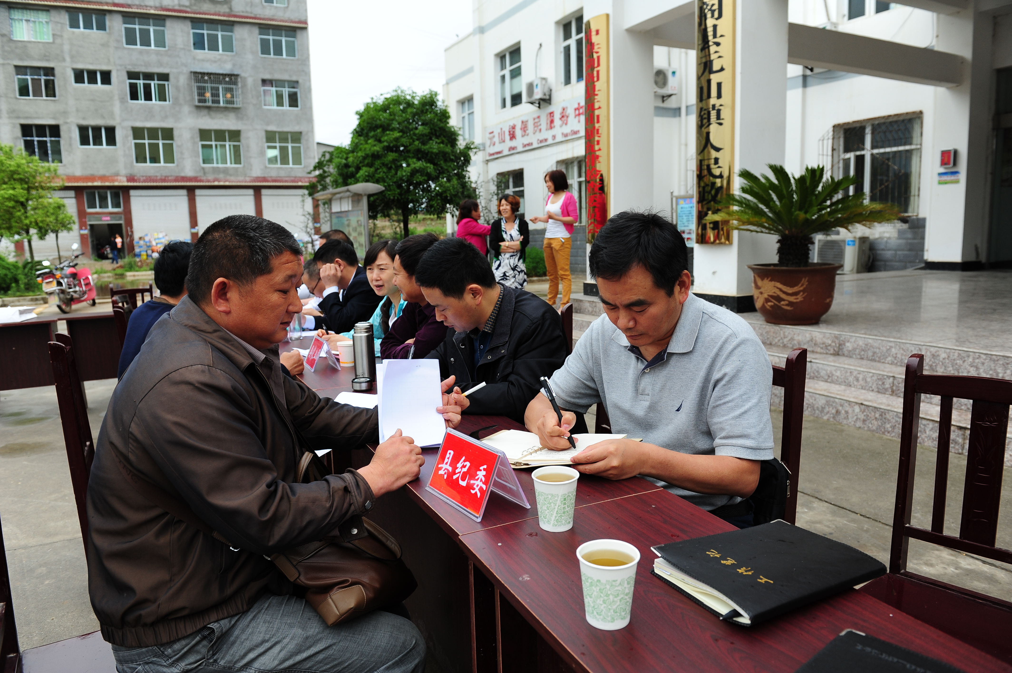 图为：剑阁县纪委书记王明贵同志在元山镇接待群众信访.jpg