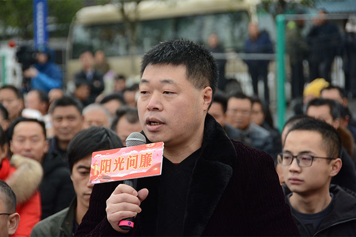 苍溪县：会场上的“火药味”