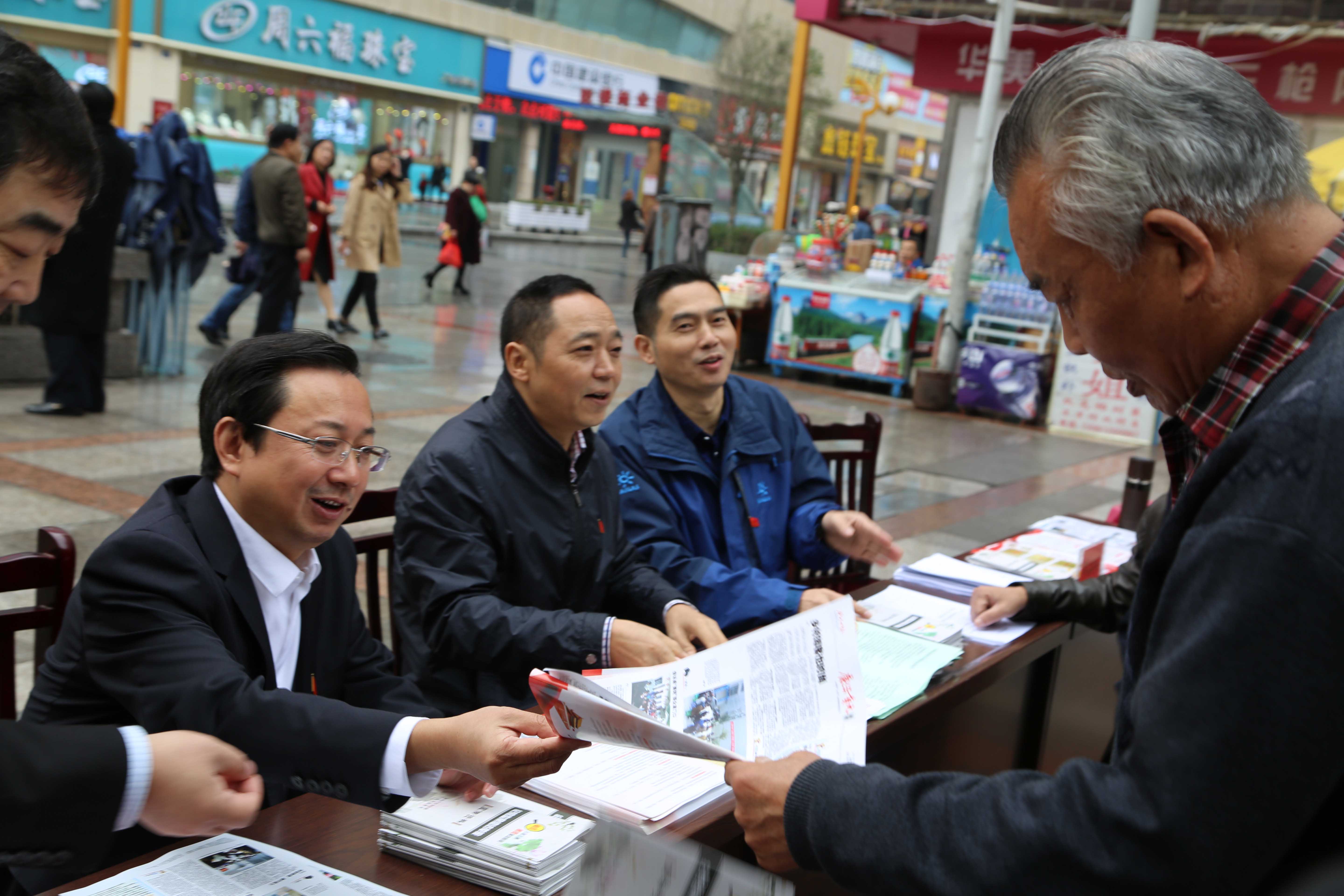 市委常委、市纪委书记隆斌参加主题宣传活动.jpg