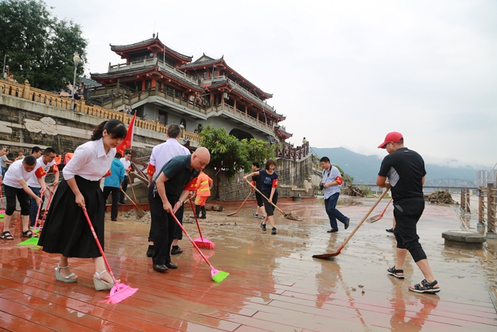 抢险救灾，市纪委监委党员突击队在行动