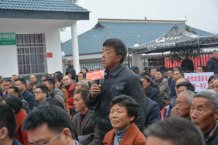 图为，群众就自身关注的问题开展质询。.jpg