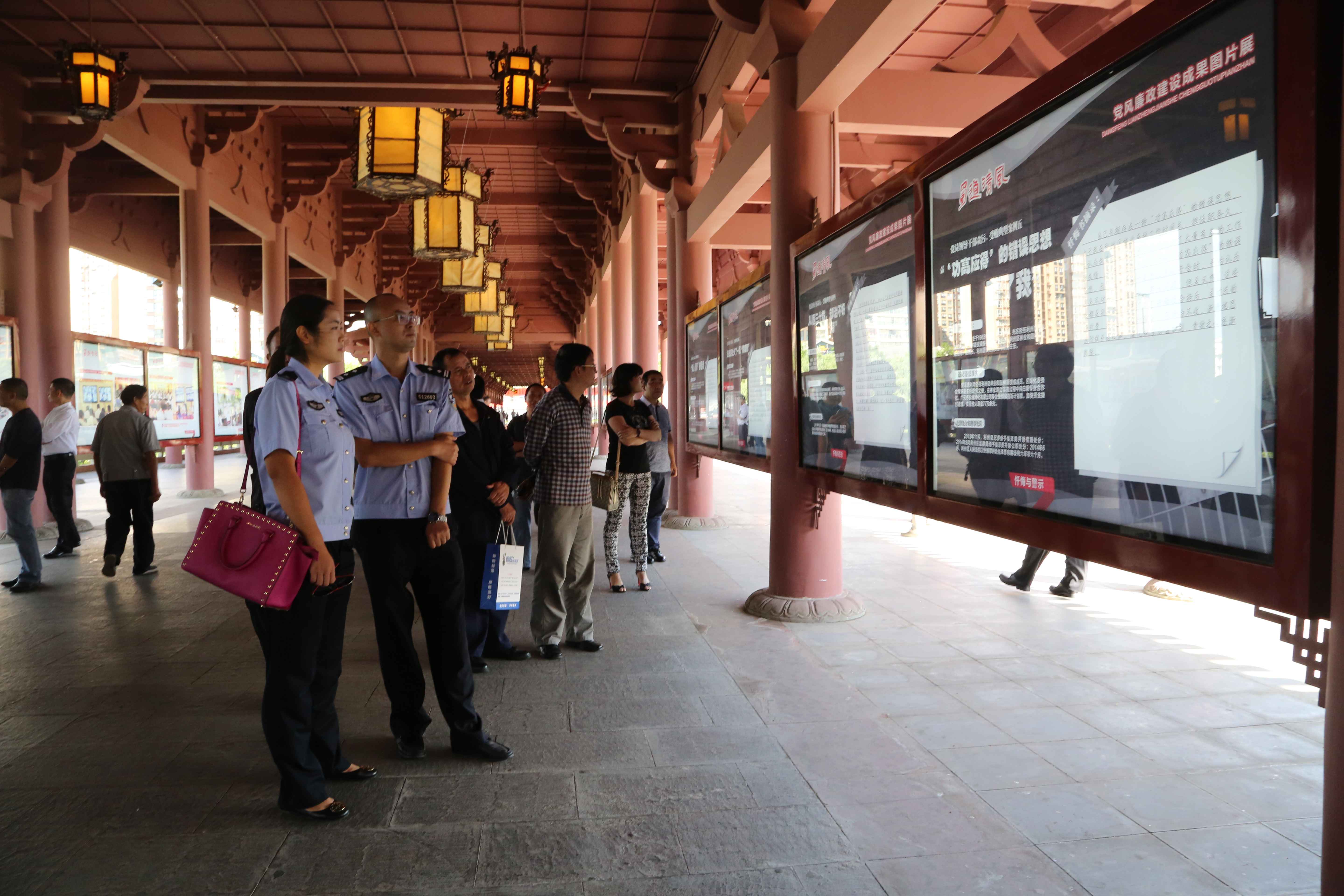 群众观展.jpg