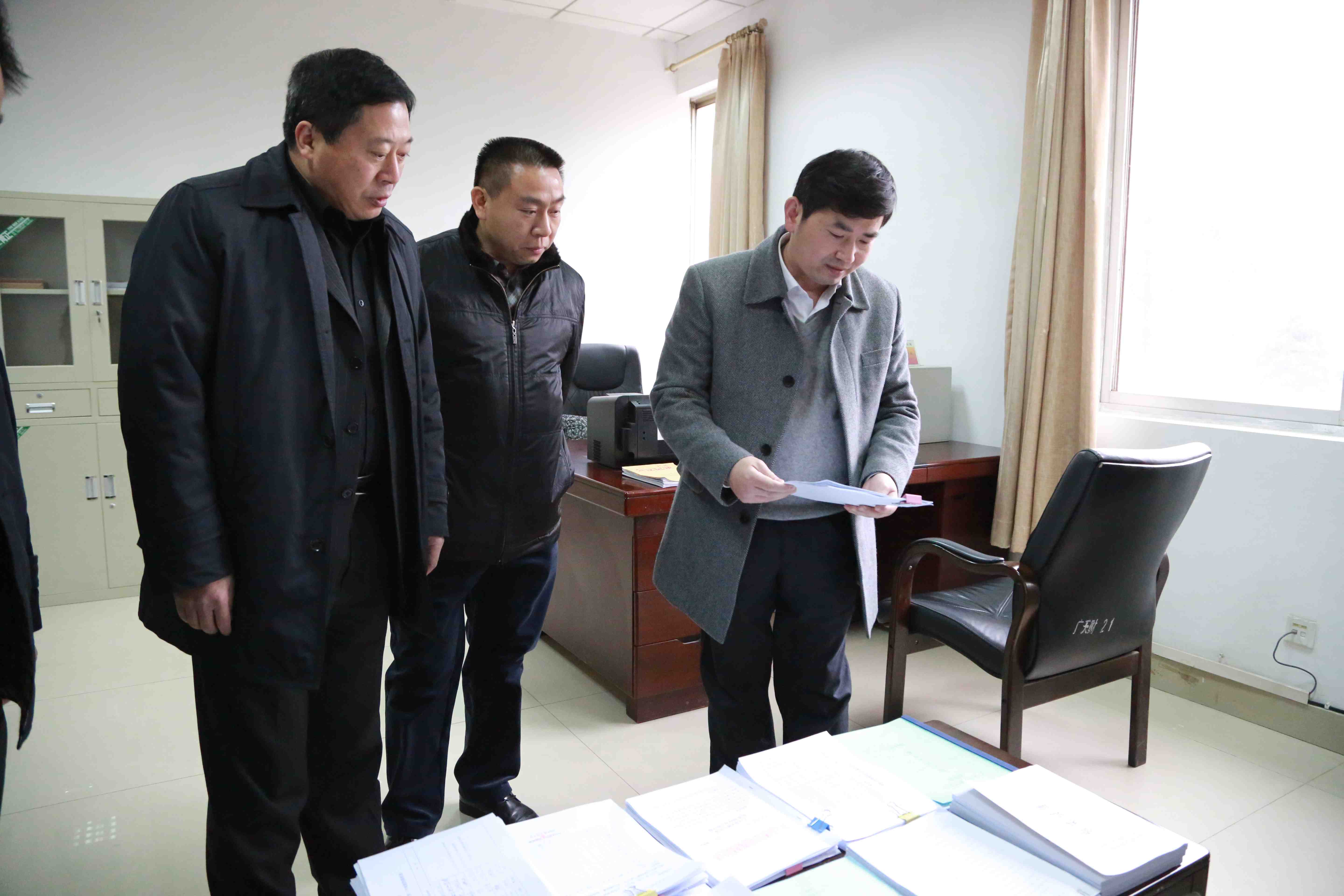 范书记查阅天然气公司纪检工作材料.jpg
