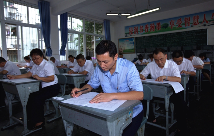 旺苍县：330名干部参加《监察法》考试