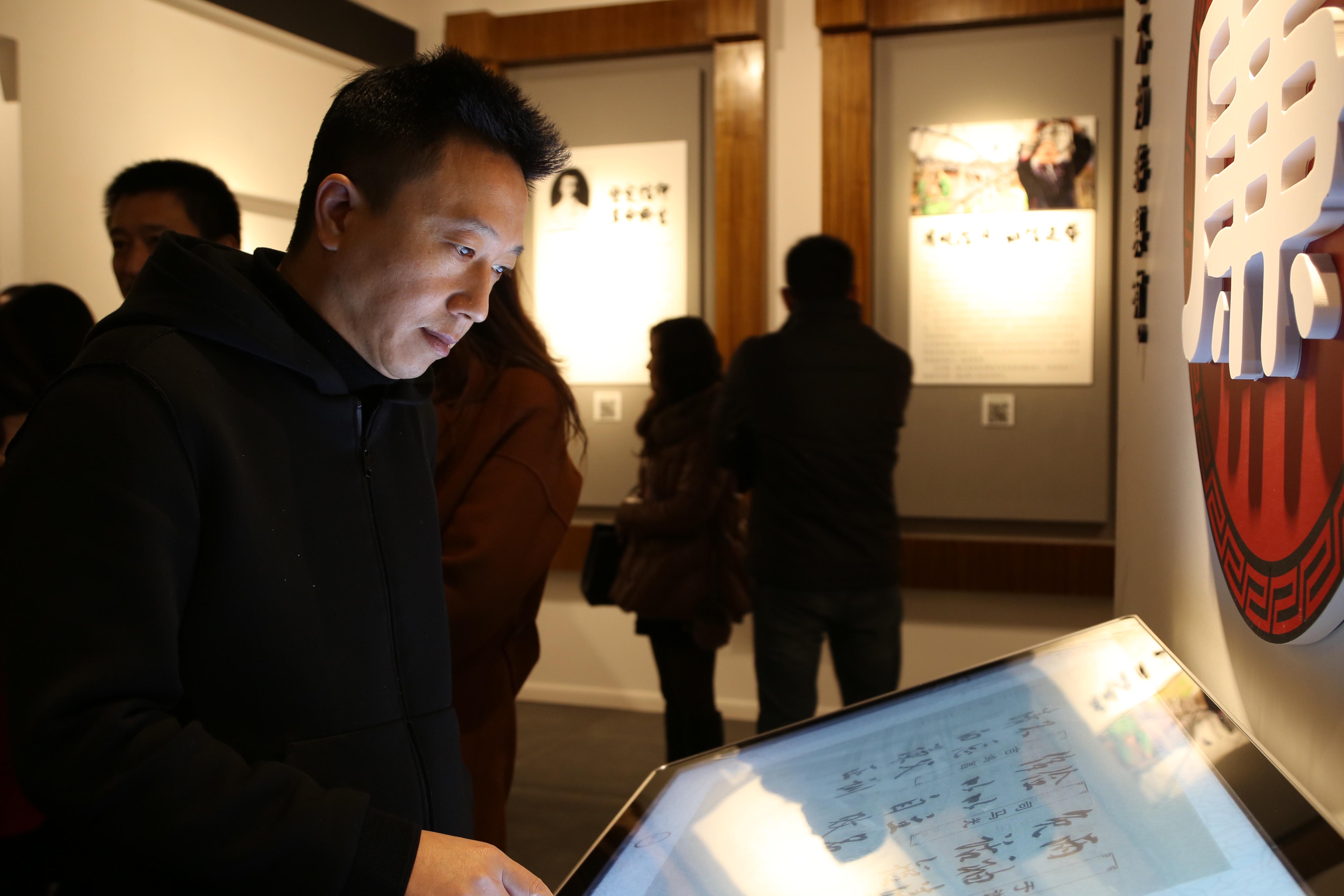 图为纪检干部观看展厅电子家规家训.jpg