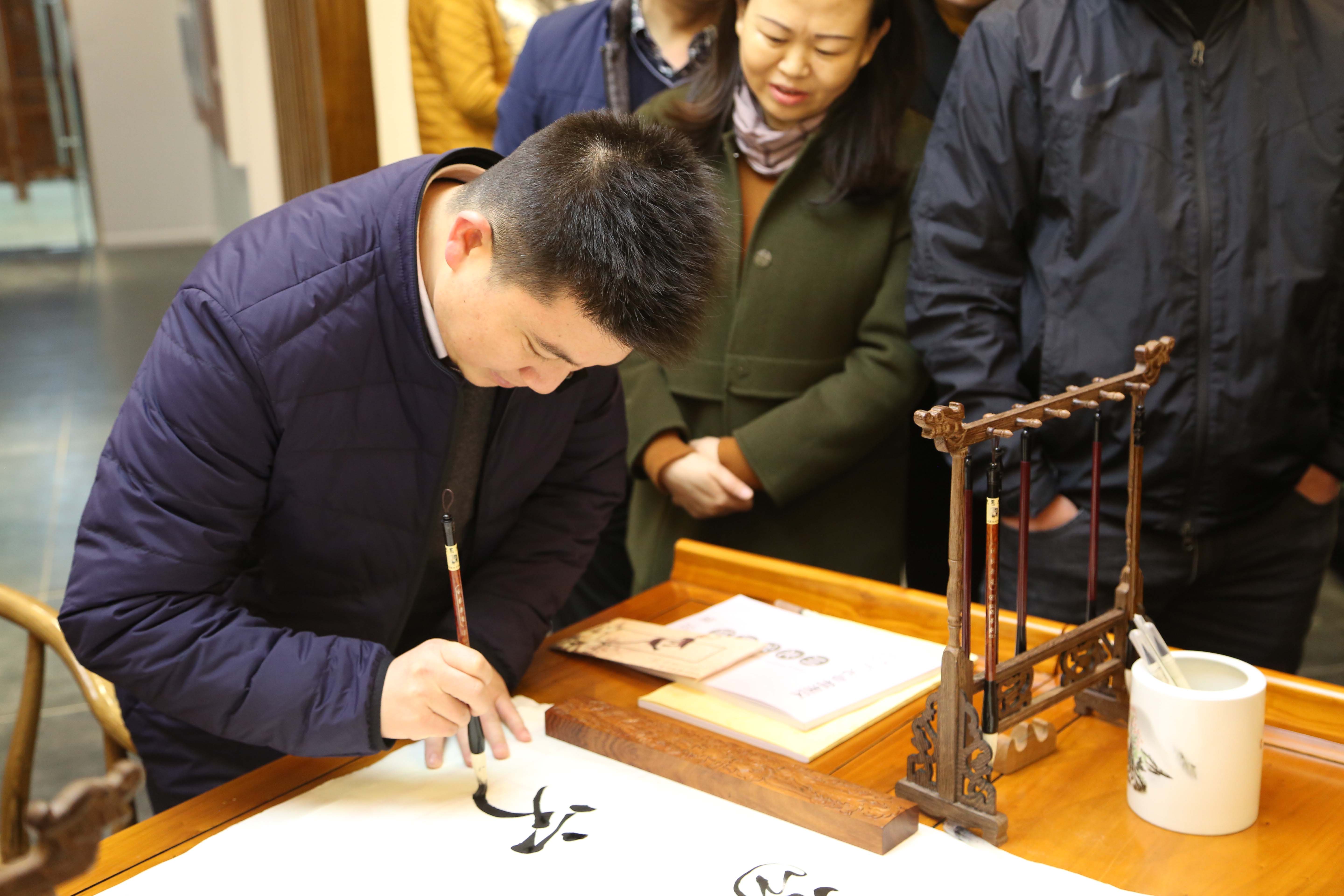 图为纪检干部参与现场互动.jpg