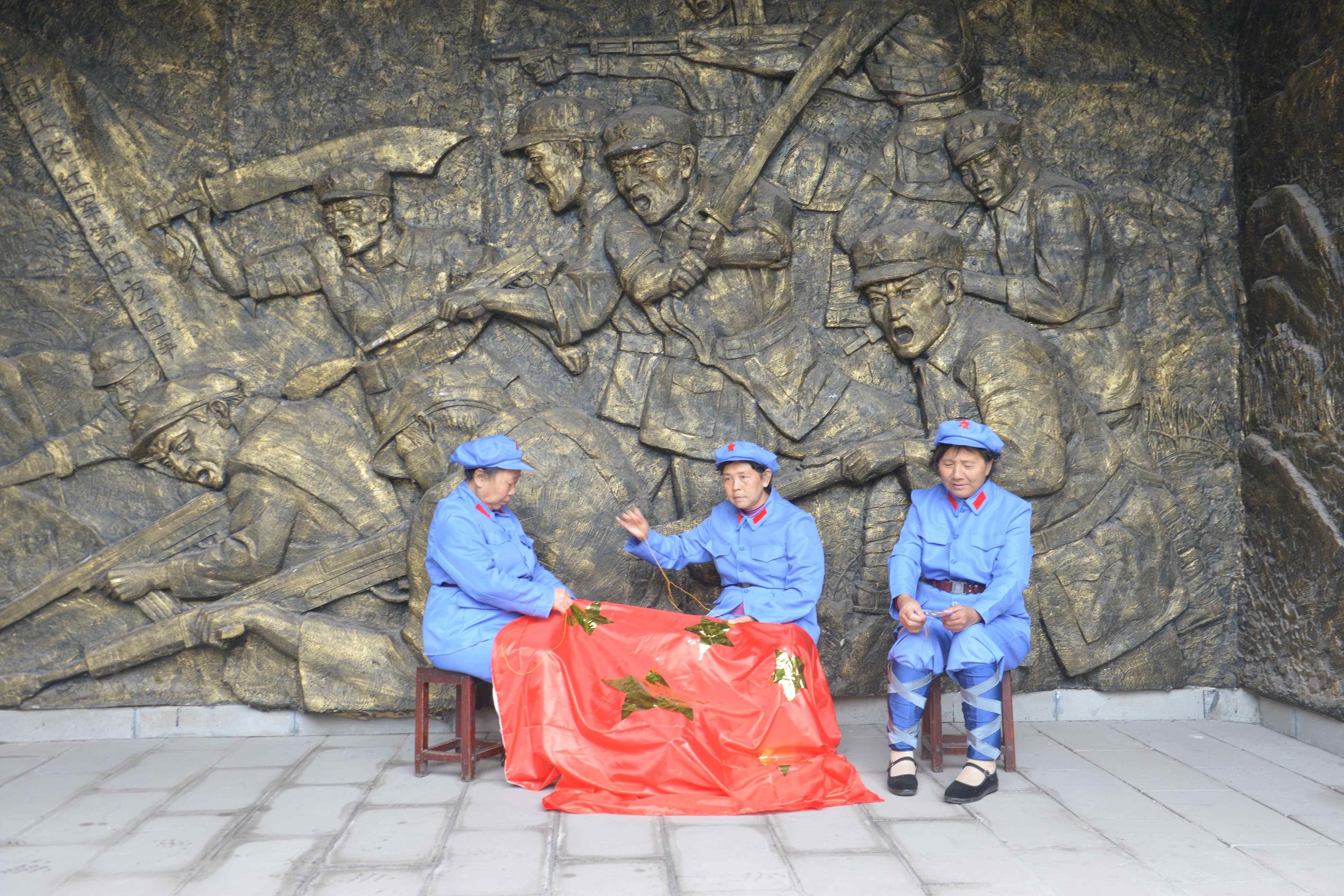 图为廉政文艺“鲜花队”表演红色廉政节目。.jpg