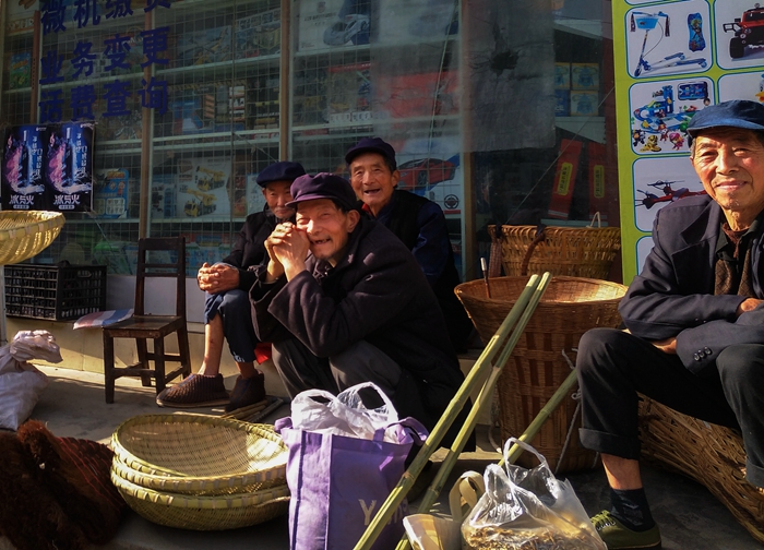 《篾匠》今天是“赶场日”，几位农民大哥悠闲的唠着嗑，他们用自己亲手编的竹器换取明日的幸福生活。(石峰)_副本.jpg