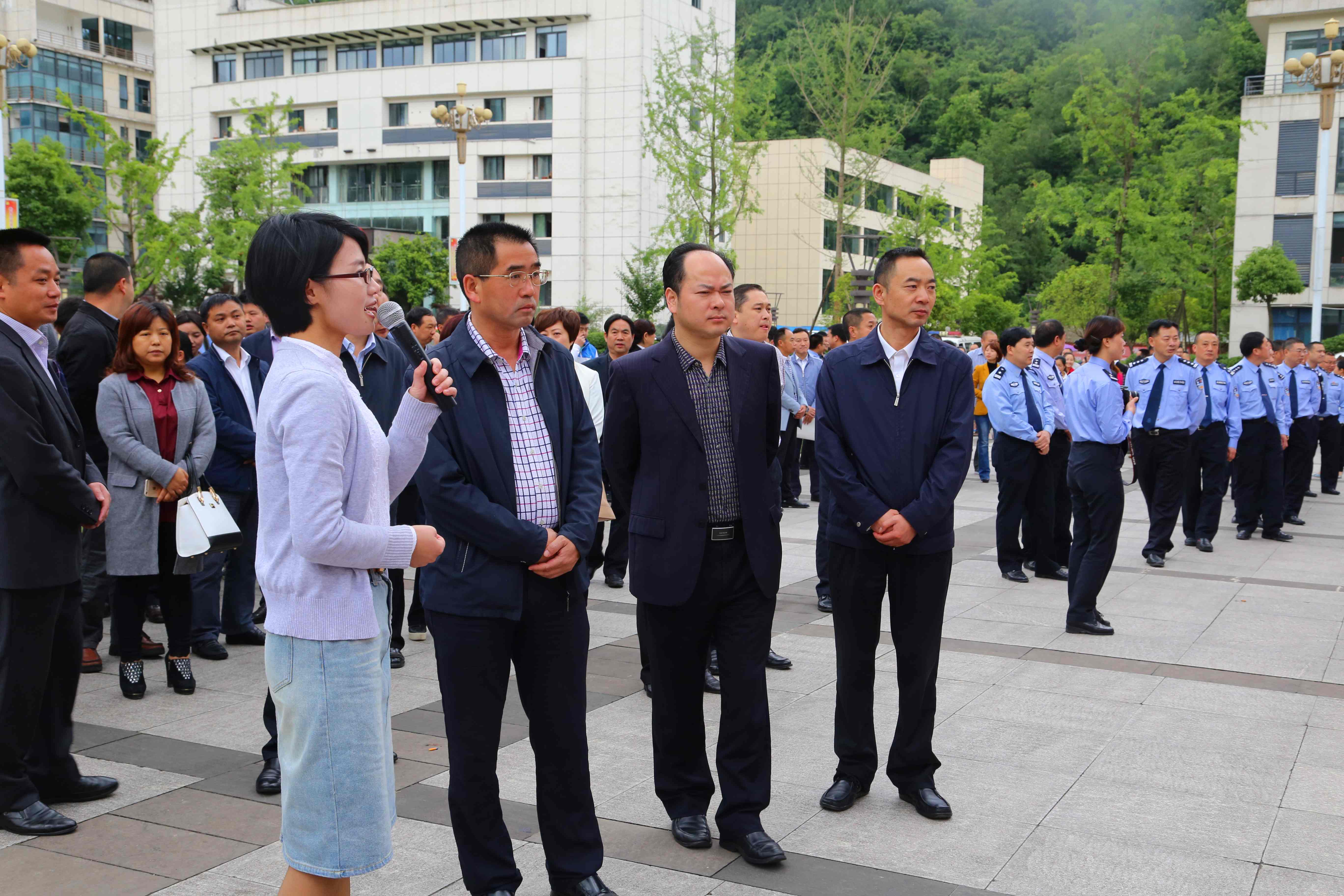 县委主要负责人带领换届干部集体参观党风廉政建设图片展.jpg