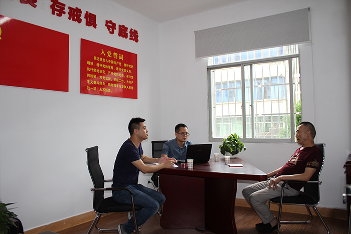 区纪委监委干部与被处分人进行回访教育谈话11.jpg