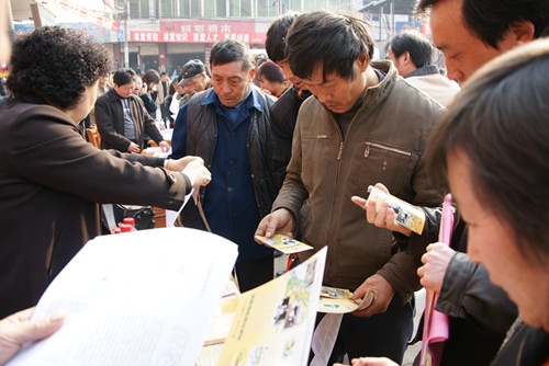 图为：旺苍县纪检干部为农民发送廉政文化宣传资料_副本.jpg