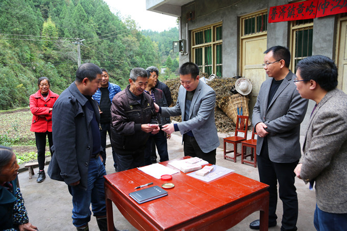 受损群众乐呵呵地领回违规集资款。 赵胜 摄影_副本.jpg