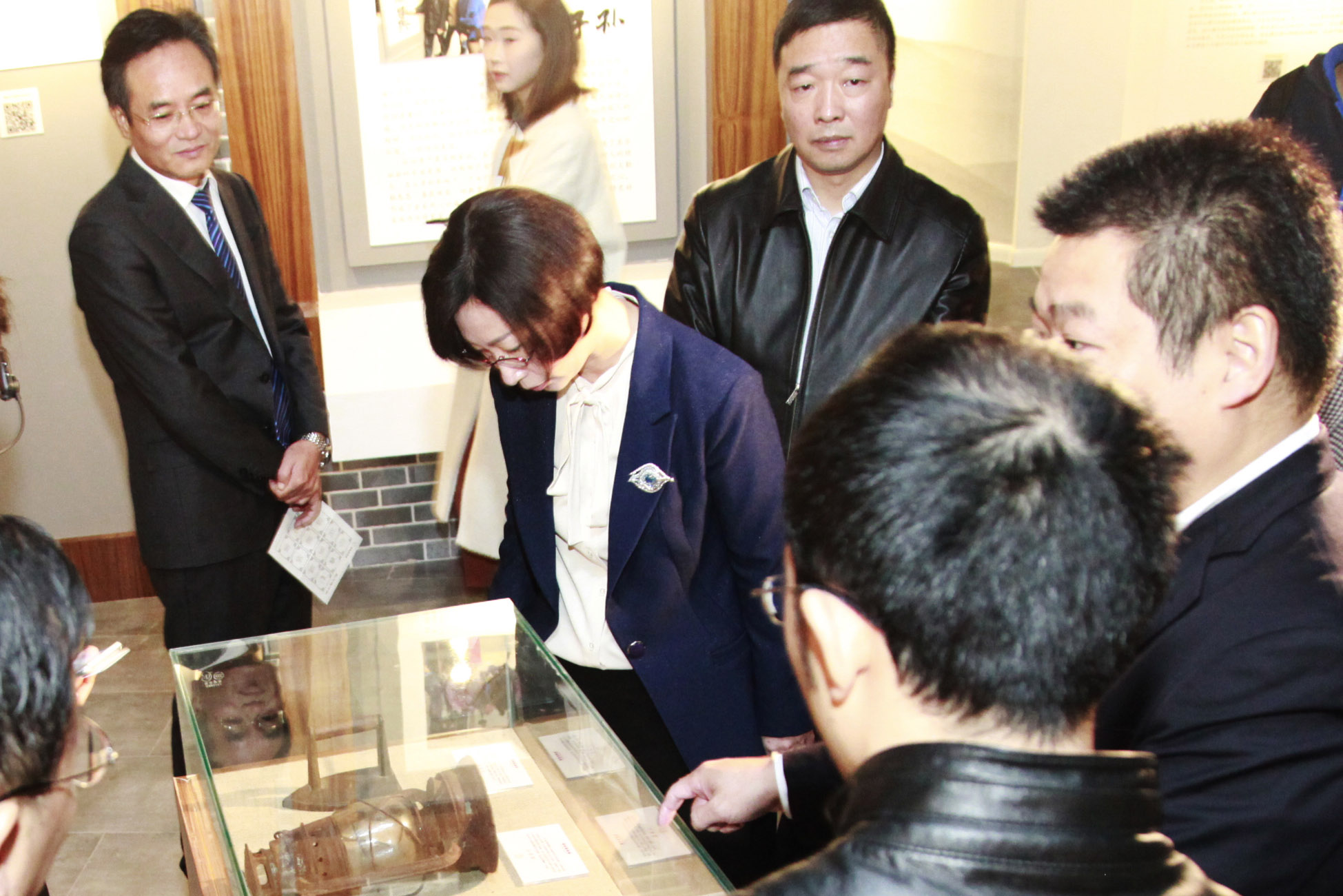 图为省纪委常委荣凌认真查看家风馆陈列品.jpg