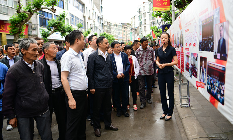 廉政图片下基层  干群“赶场”受教育