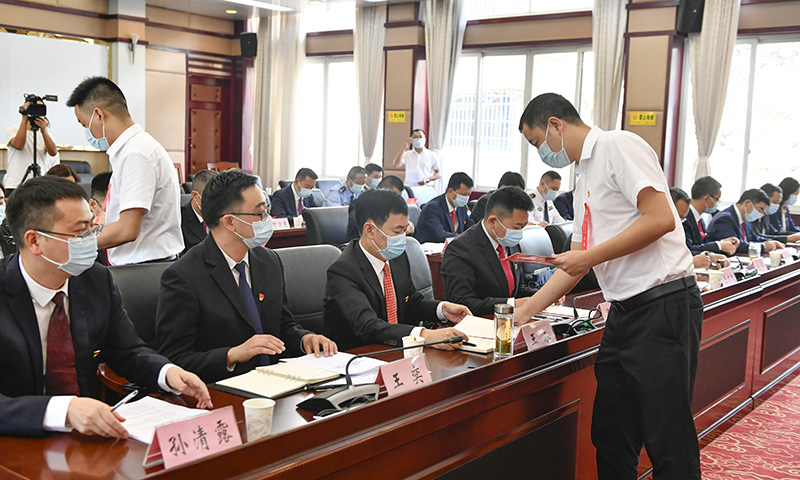发放选票.jpg