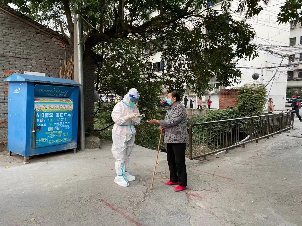 江燕变身“大白”为老年人提供信息登记.jpg