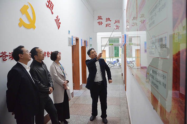 2在陵江镇纪委调研.jpg