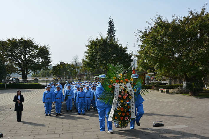 4.缅怀革命先烈.jpg