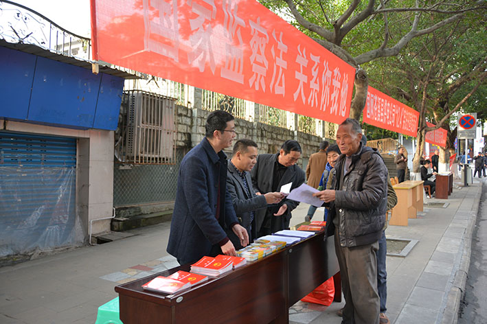 了解《监察法》后，群众笑逐颜开（拍摄：韩健明）.jpg