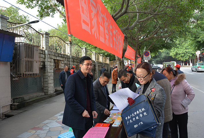 干部群众领取《监察法》宣传资料（拍摄：韩健明）.jpg
