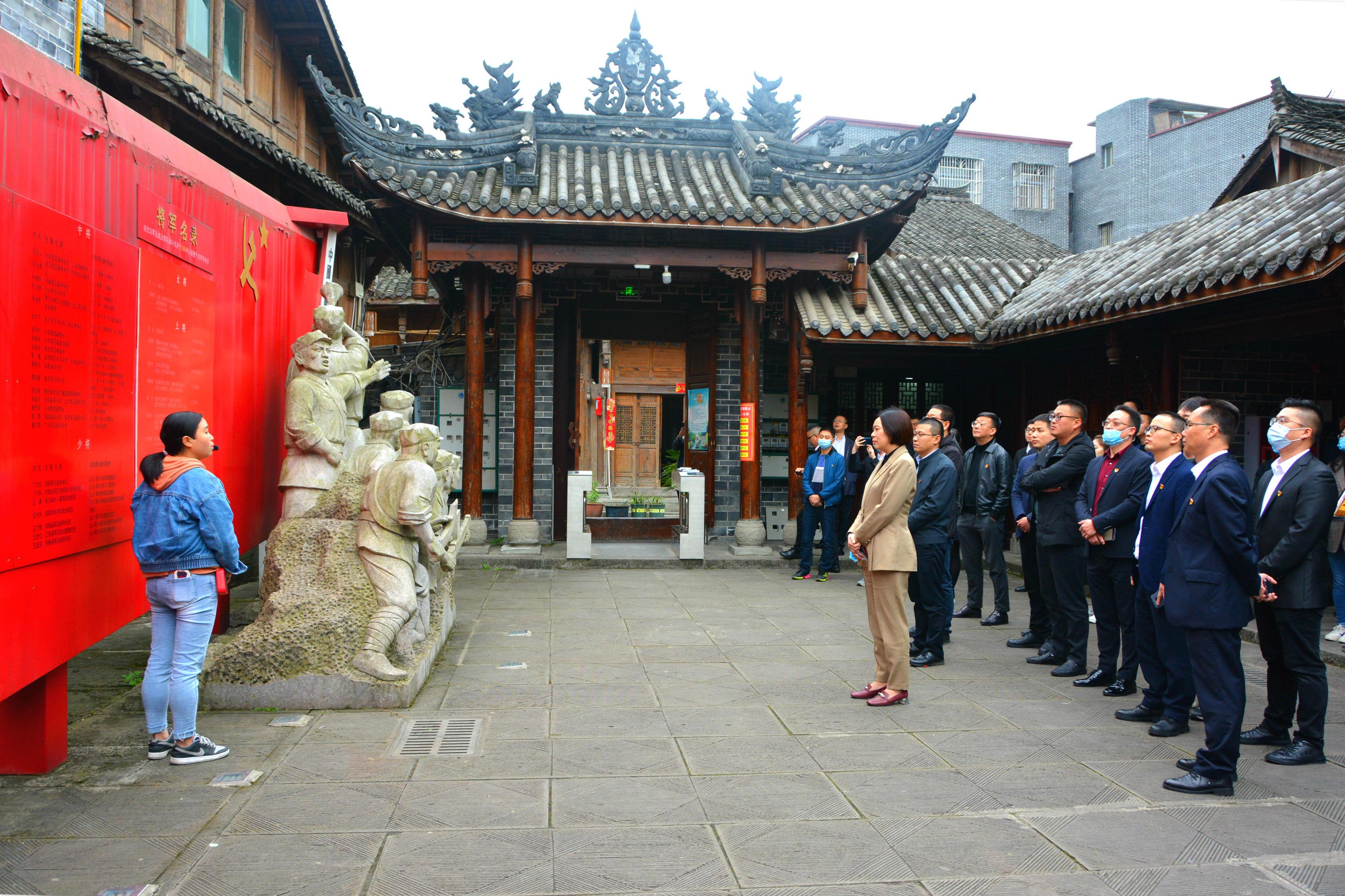 图为，纪检干部在红军城内参观（刘紫艳 摄）.jpg