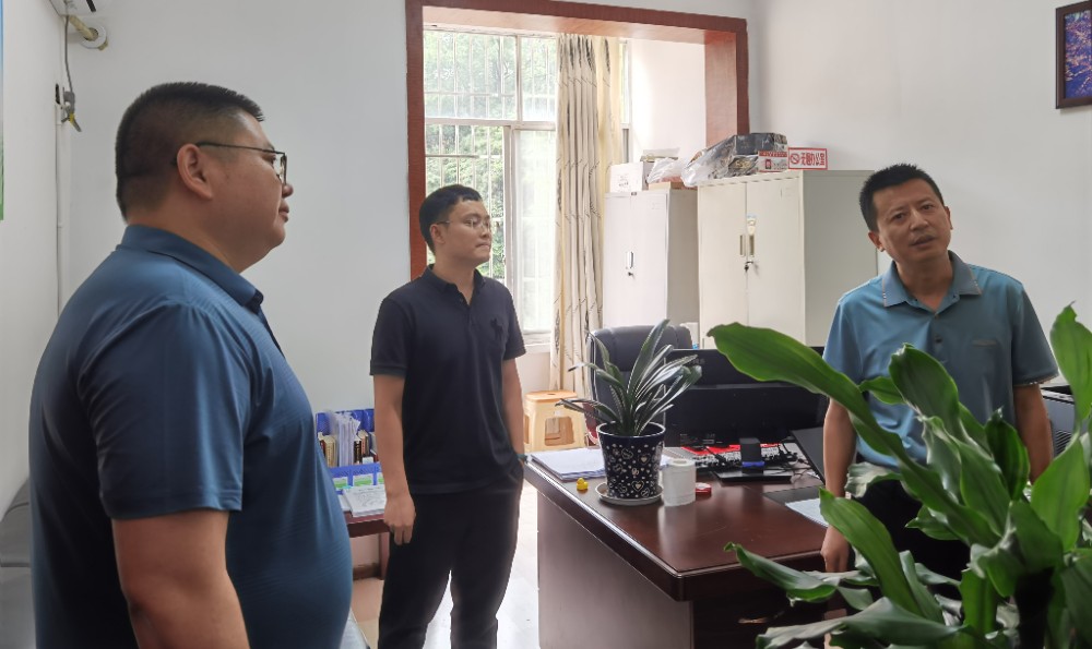 邹书记看望慰问.jpg